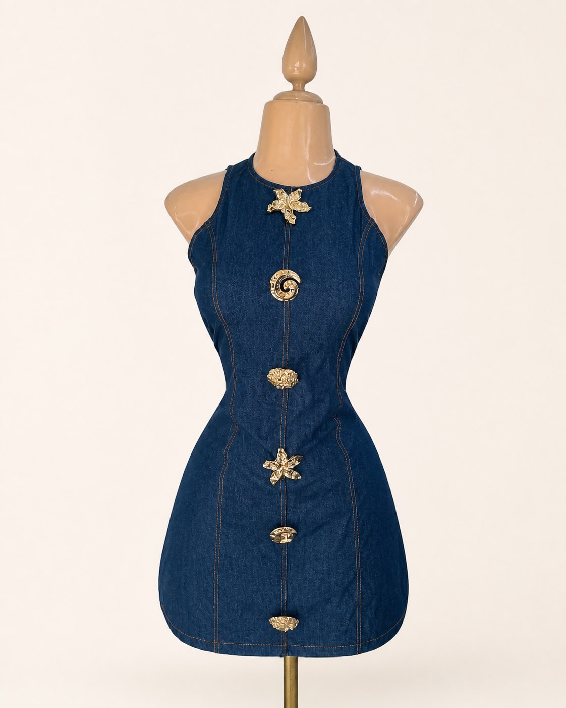 Vestido denim con broches dorados